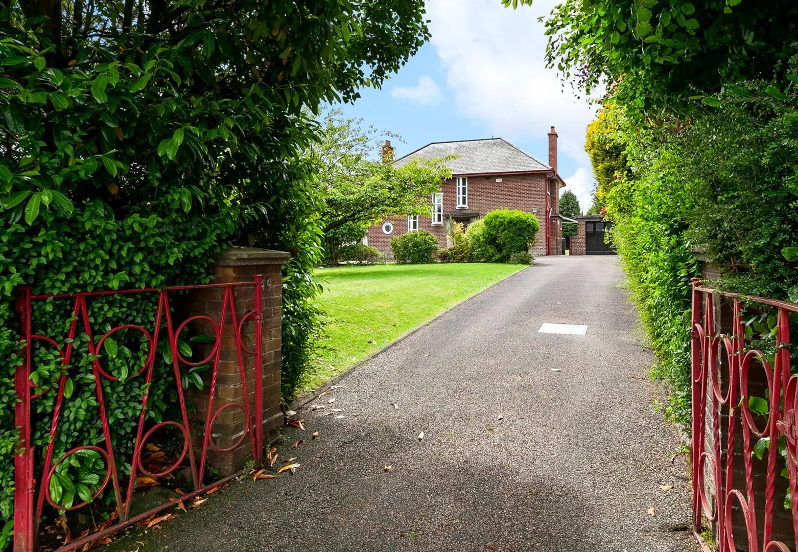 5 bedroom detached to rent at 49 Rashee Road Ballyclare BT39 9HT